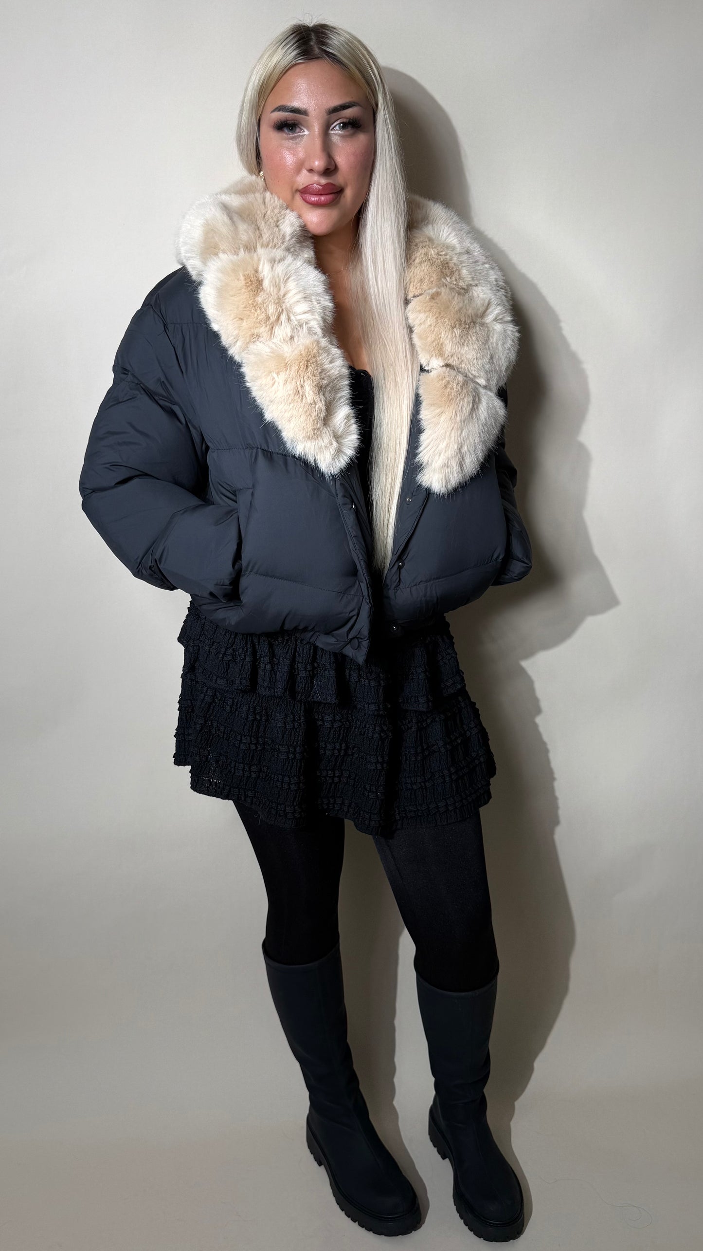 Kurze Steppjacke mit Fellkragen