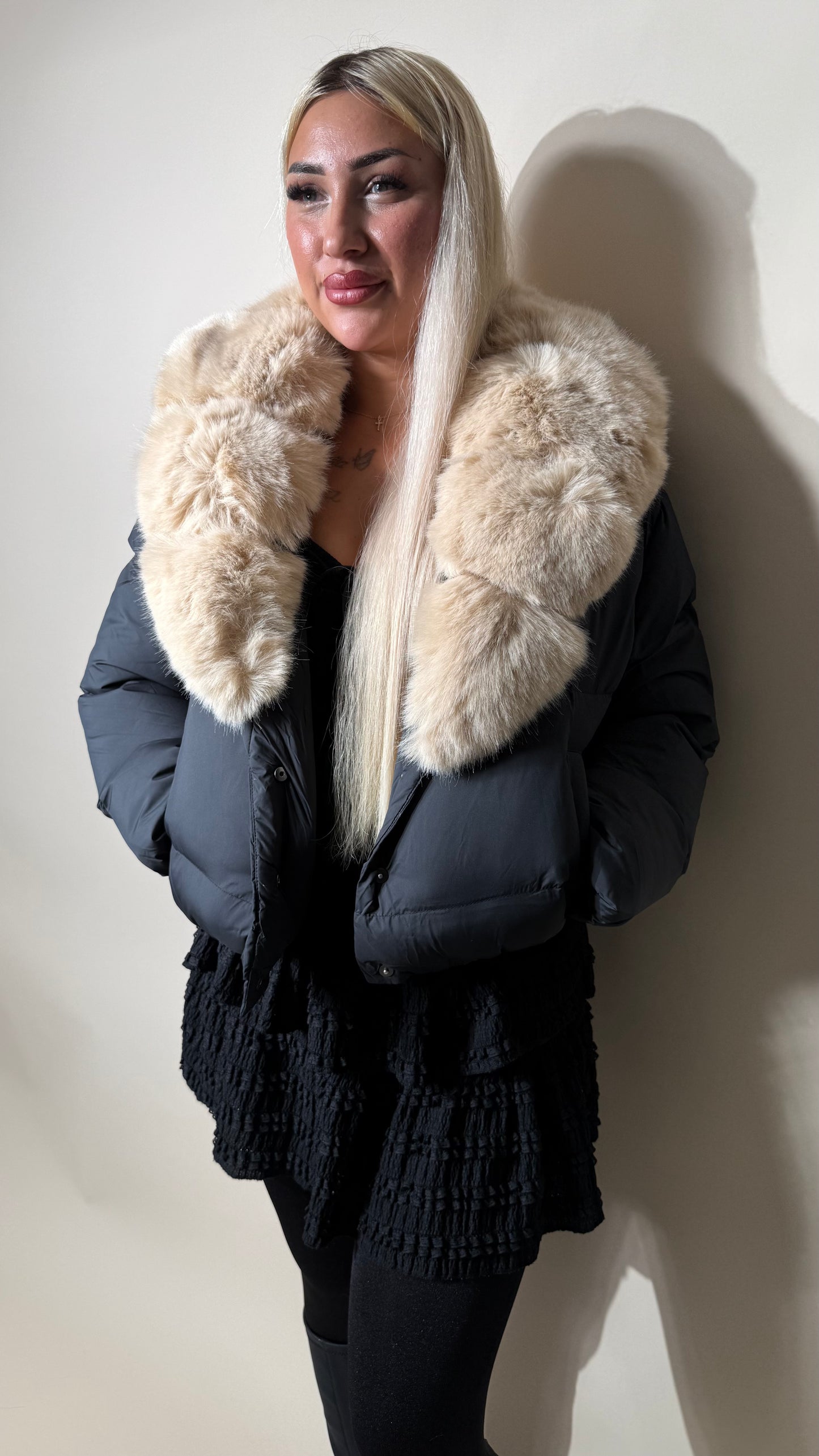 Kurze Steppjacke mit Fellkragen