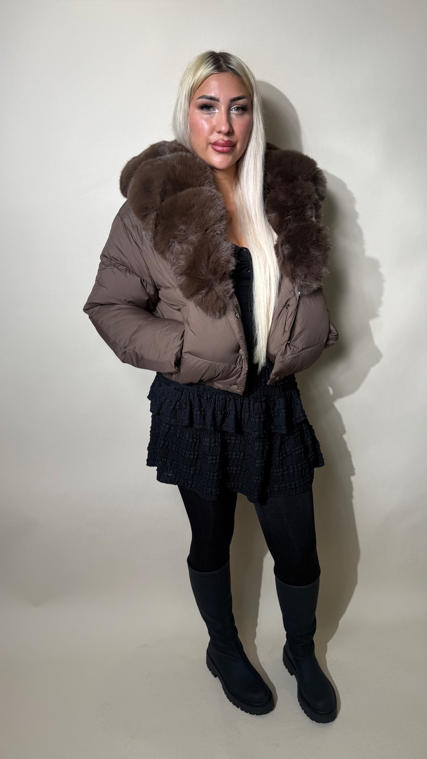 Kurze Steppjacke mit Fellkragen