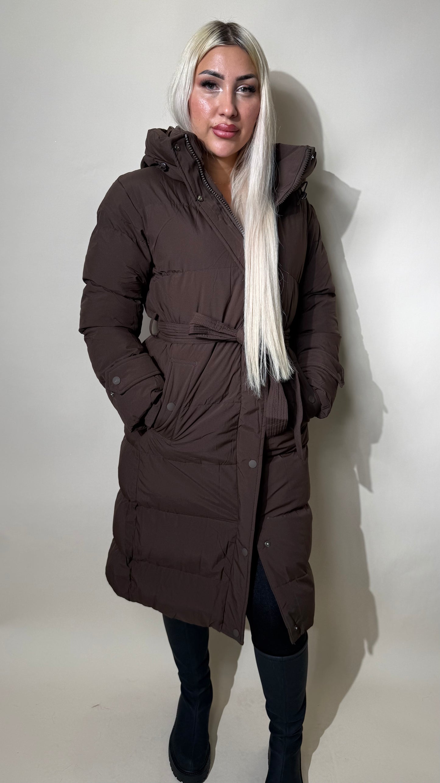 Lange Winterjacke mit Kapuze und Bindegürtel