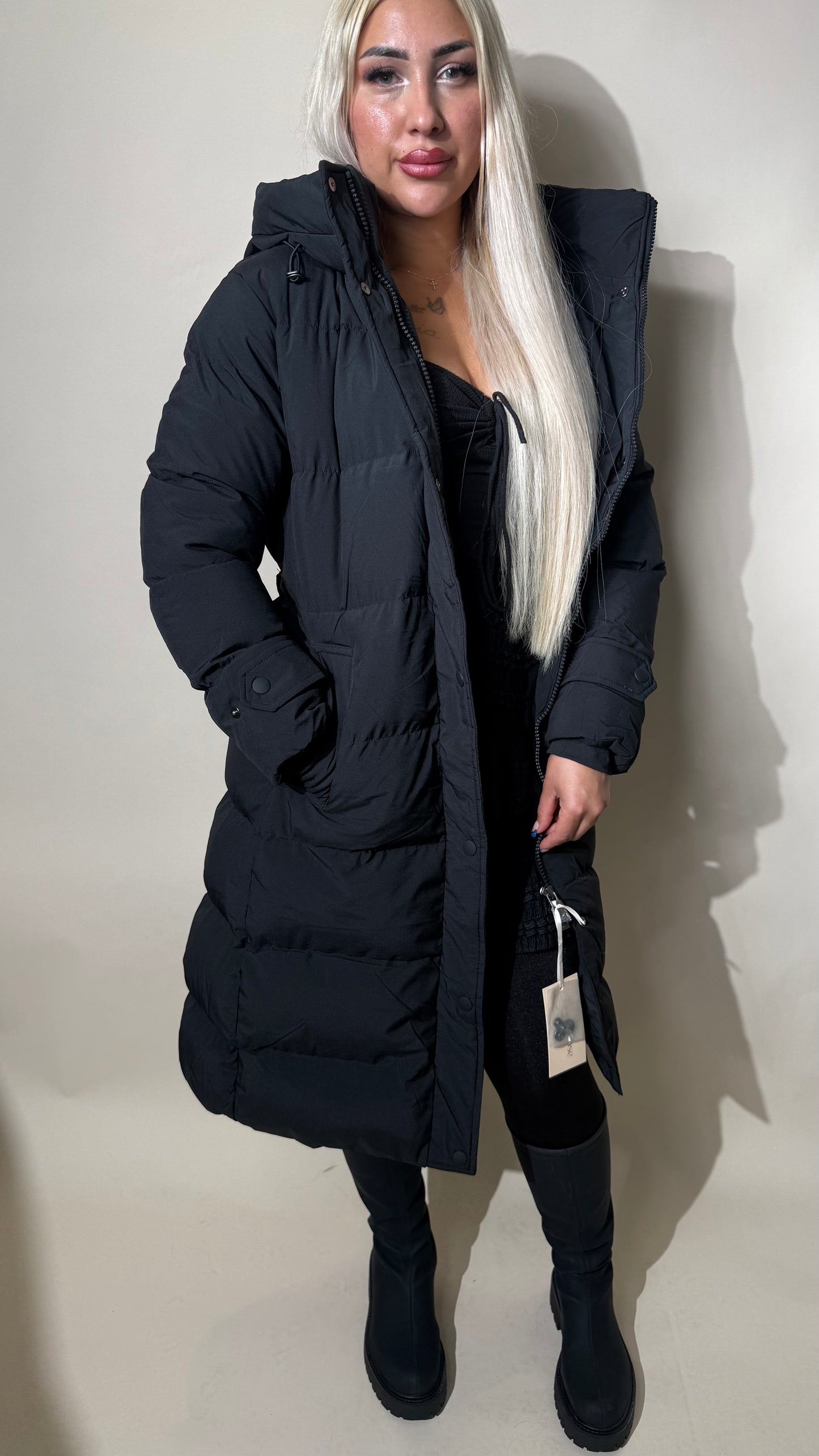 Lange Winterjacke mit Kapuze und Bindegürtel