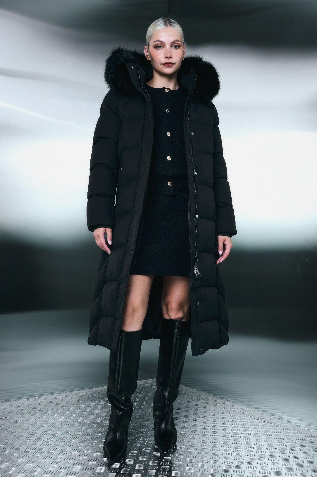 Lange taillierte Winterjacke mit Fellkapuze