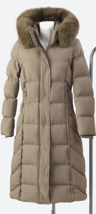 Lange taillierte Winterjacke mit Fellkapuze