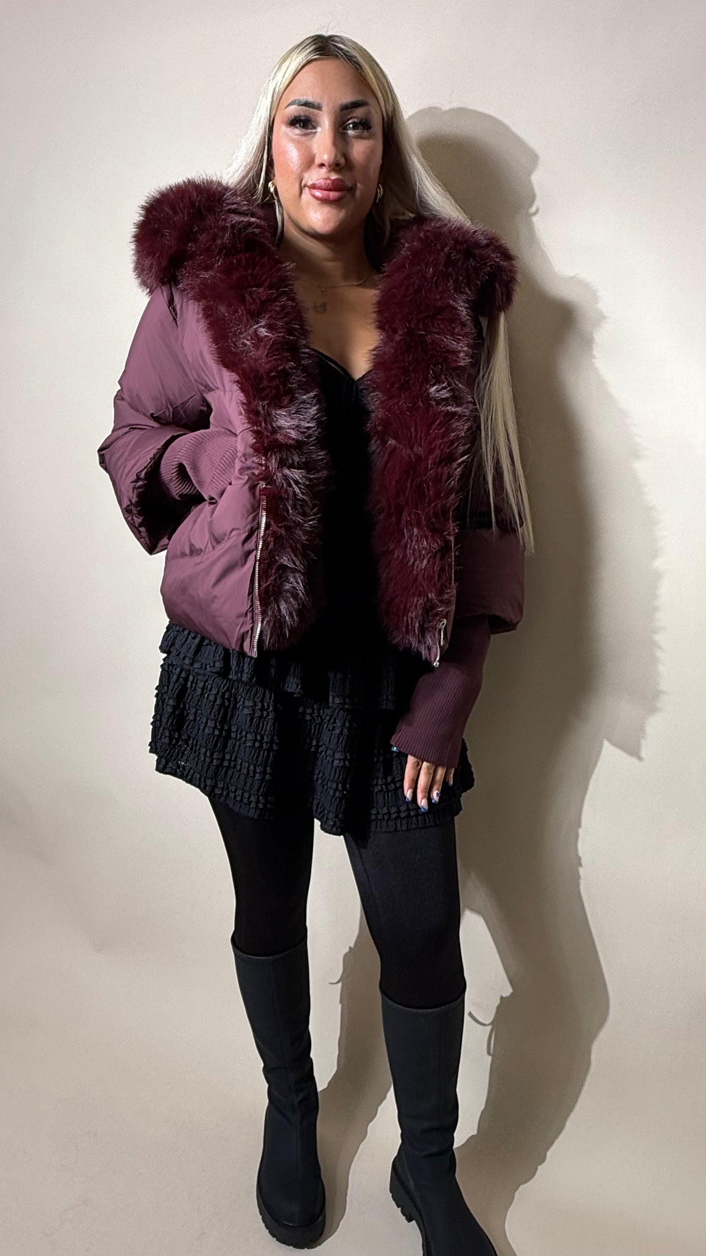 Kurze Steppjacke mit Fellkapuze und Strickärmeln