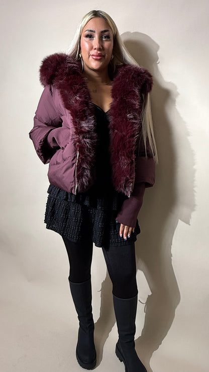 Kurze Steppjacke mit Fellkapuze und Strickärmeln