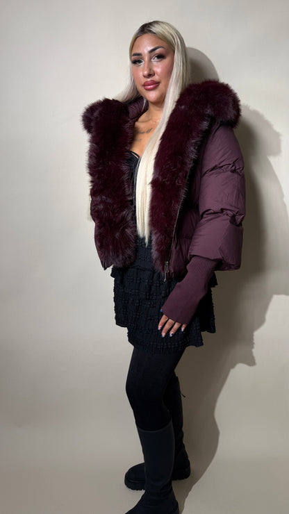 Kurze Steppjacke mit Fellkapuze und Strickärmeln