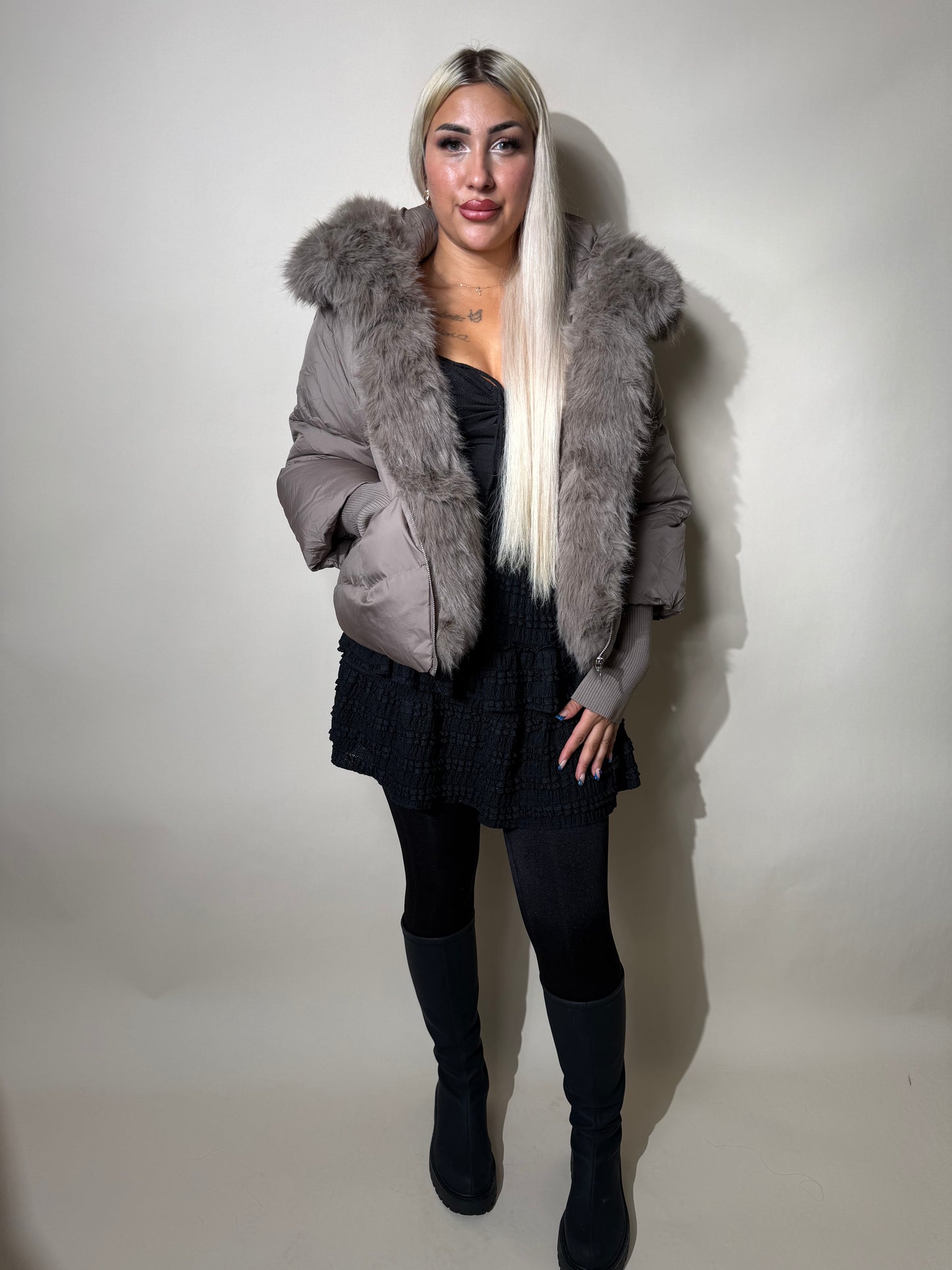 Kurze Steppjacke mit Fellkapuze und Strickärmeln