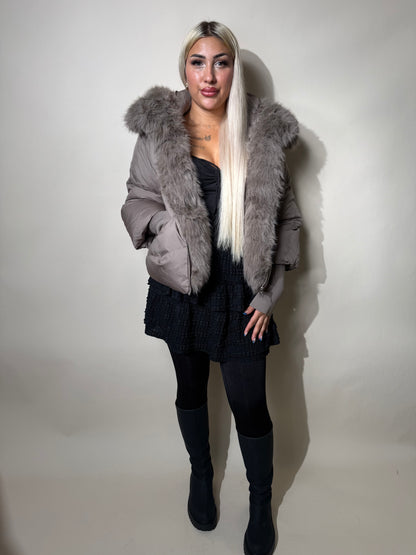 Kurze Steppjacke mit Fellkapuze und Strickärmeln