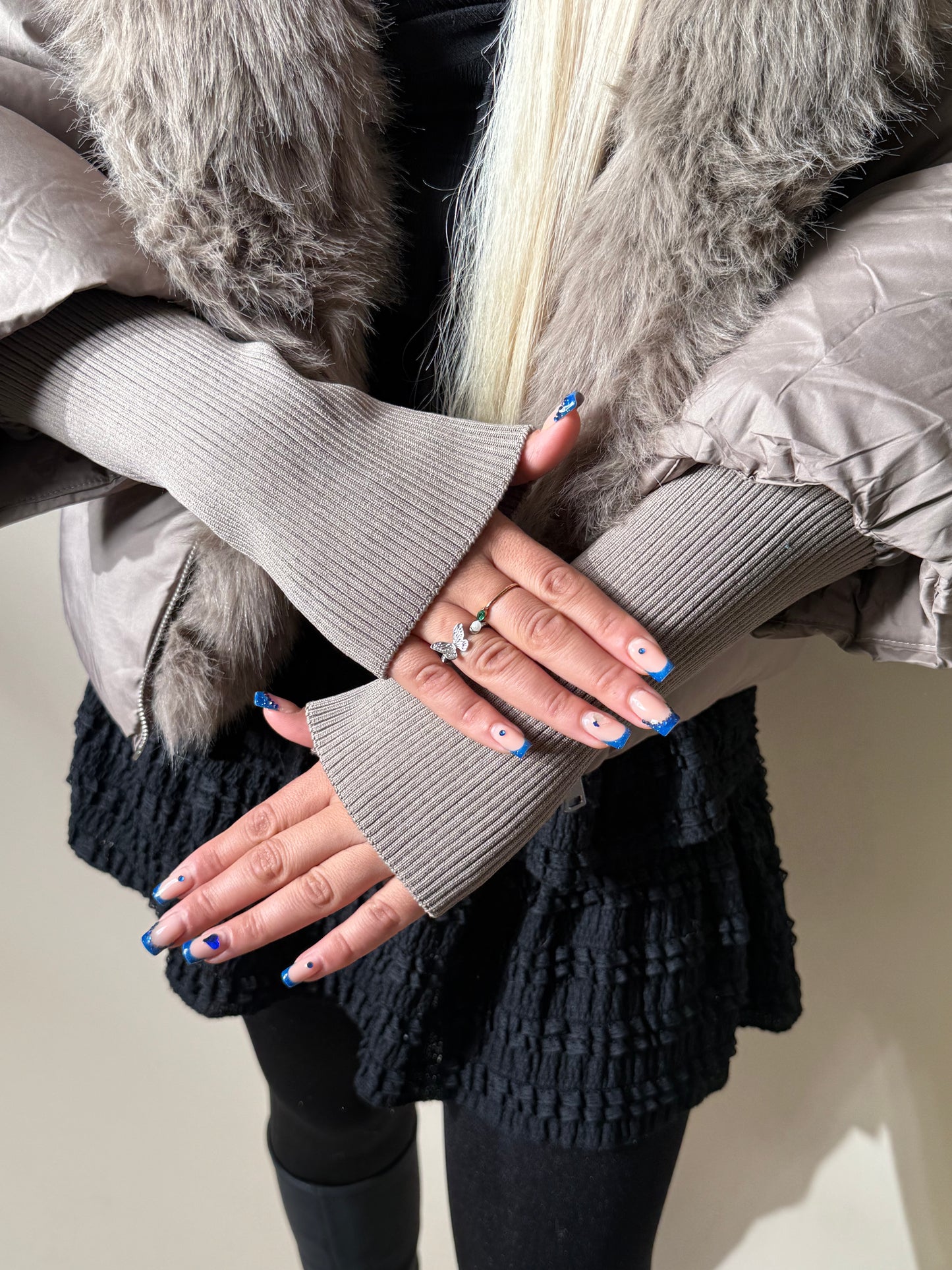 Kurze Steppjacke mit Fellkapuze und Strickärmeln