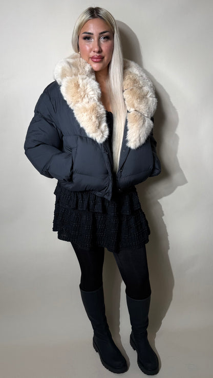 Kurze Steppjacke mit Fellkragen