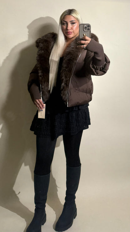 Kurze Steppjacke mit Fellkapuze und Strickärmeln