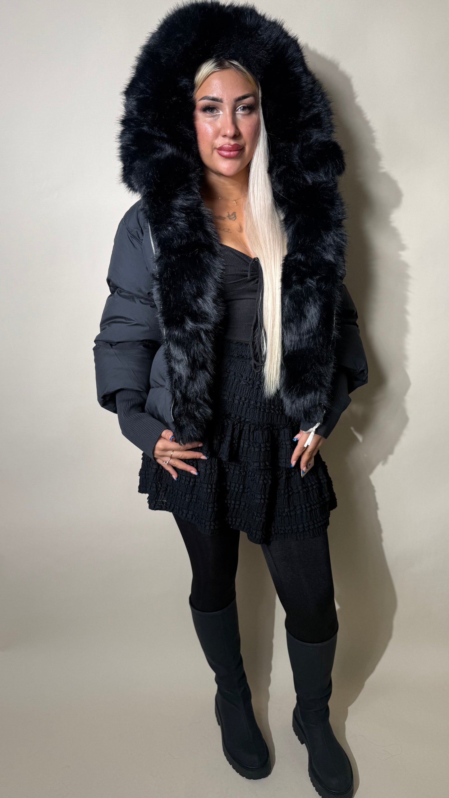 Kurze Steppjacke mit Fellkapuze und Strickärmeln