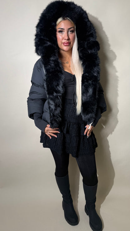 Kurze Steppjacke mit Fellkapuze und Strickärmeln