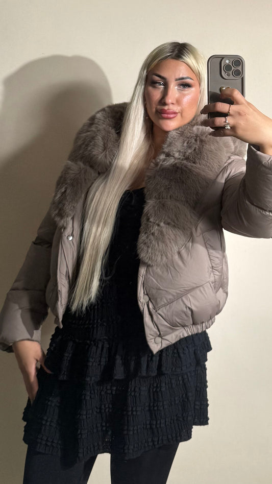 Kurze Steppjacke mit Fellkragen