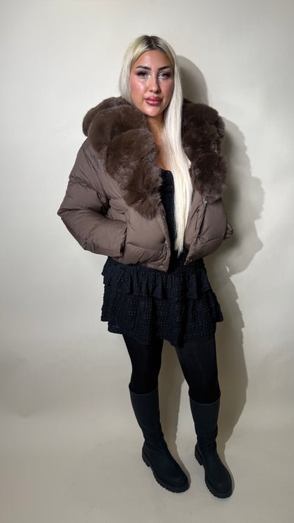 Kurze Steppjacke mit Fellkragen