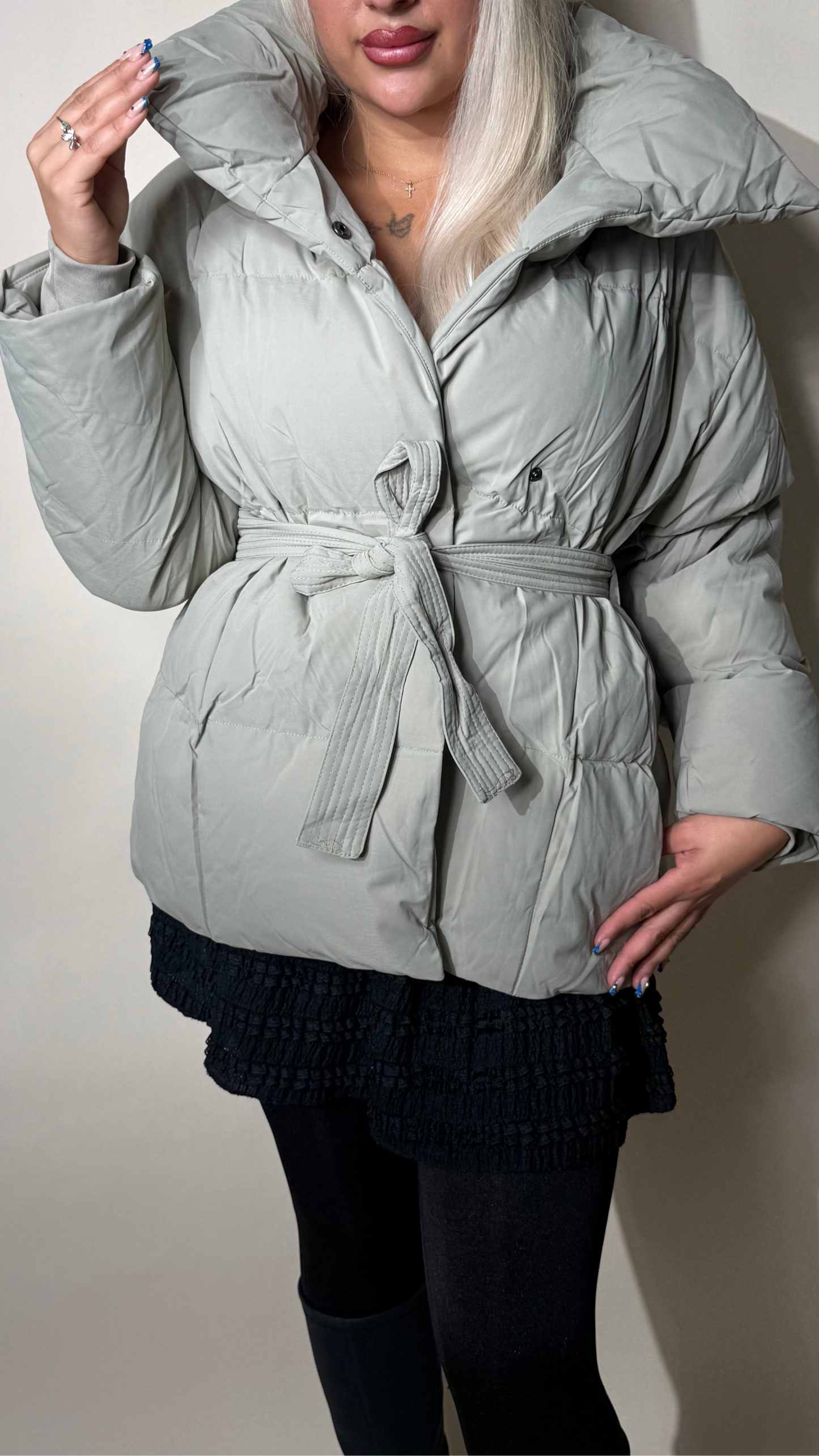 Kurze Winterjacke mit Kragen und Bindegürtel