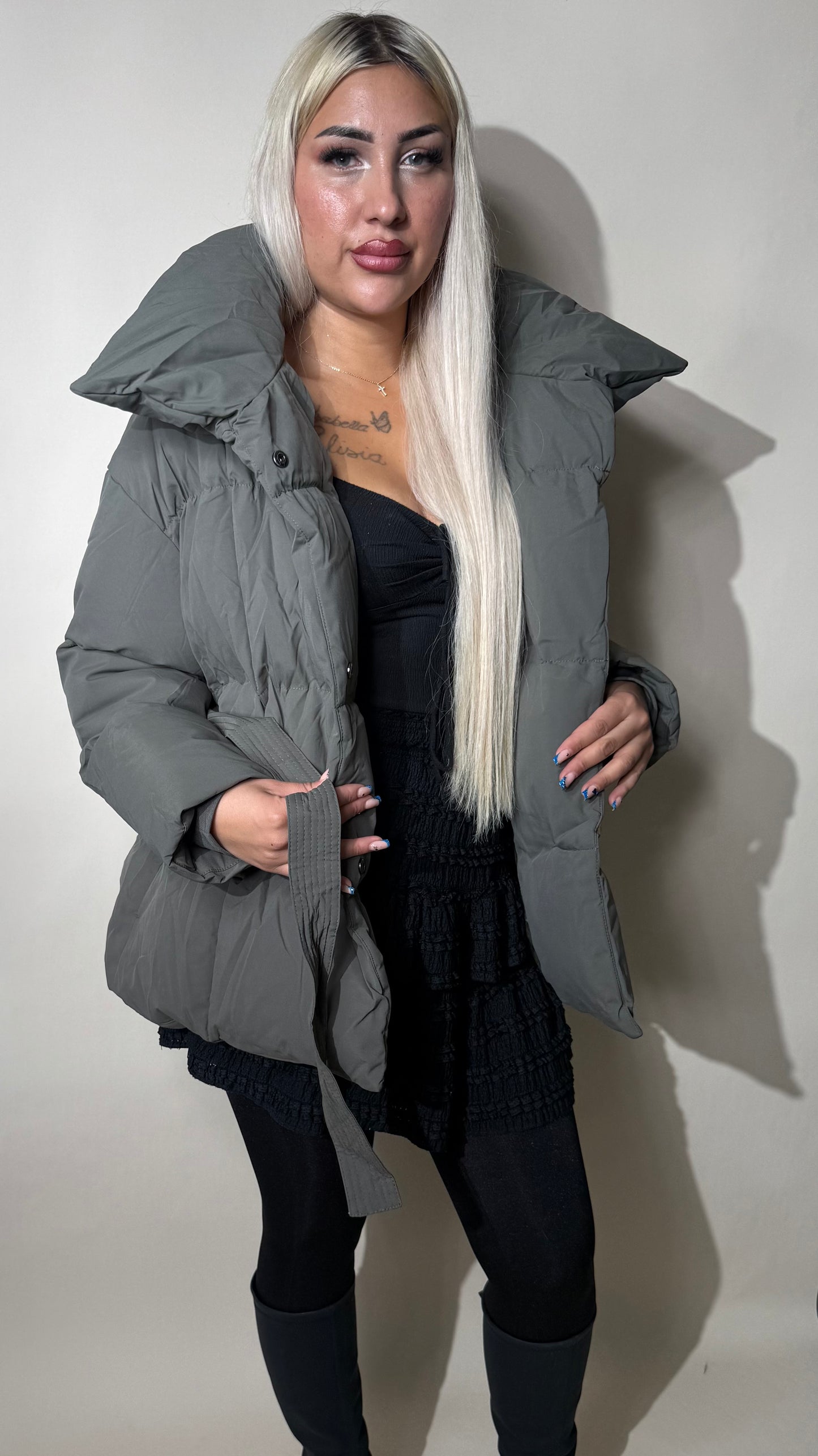 Kurze Winterjacke mit Kragen und Bindegürtel