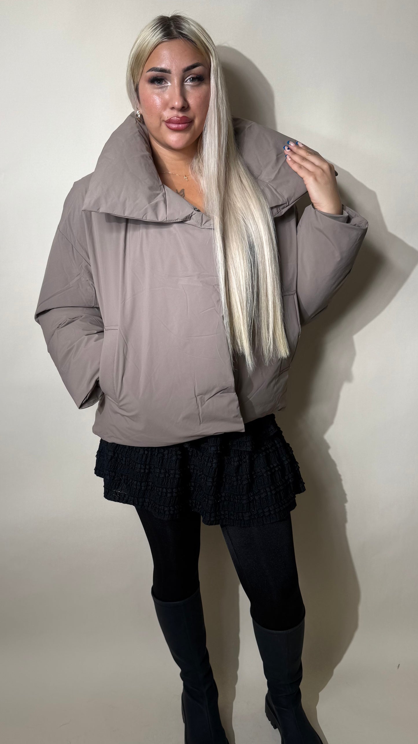 Kurze Winterjacke mit Kragen und Bindegürtel