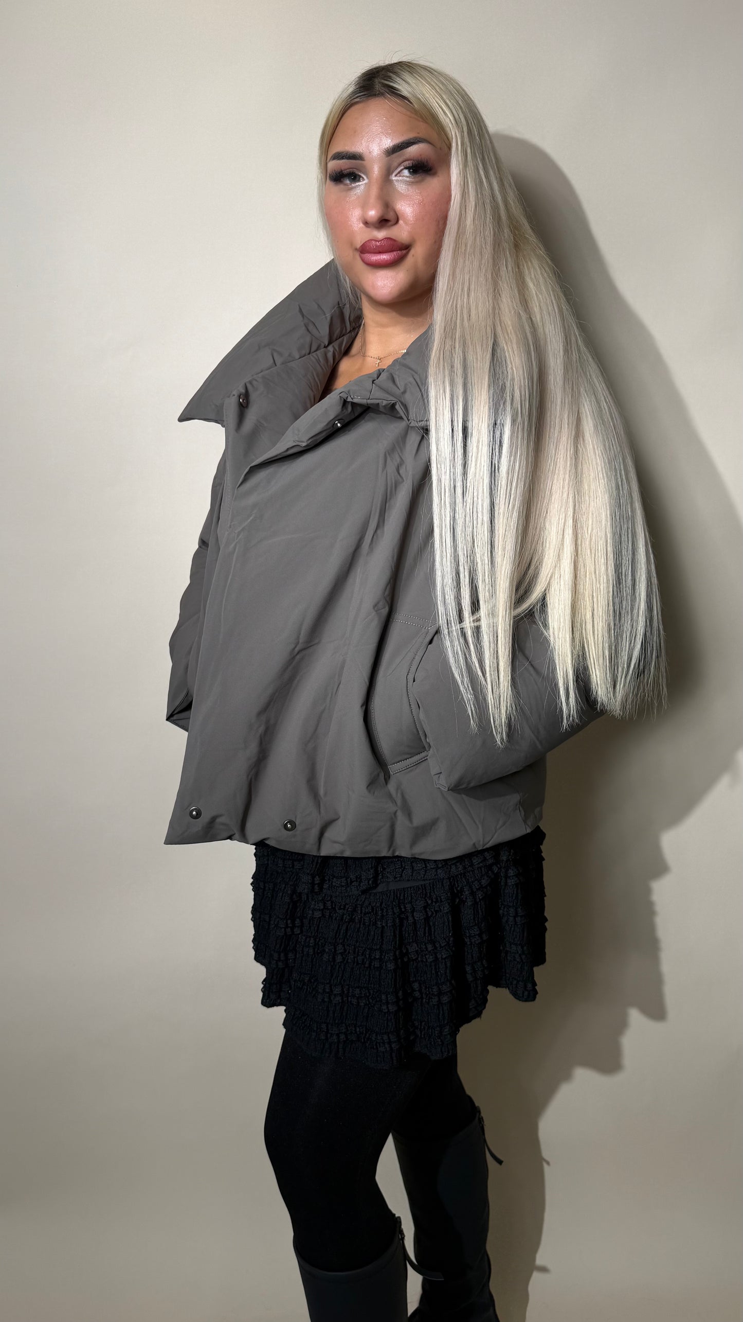 Kurze Winterjacke mit Kragen und Bindegürtel