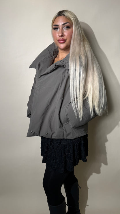 Kurze Winterjacke mit Kragen und Bindegürtel