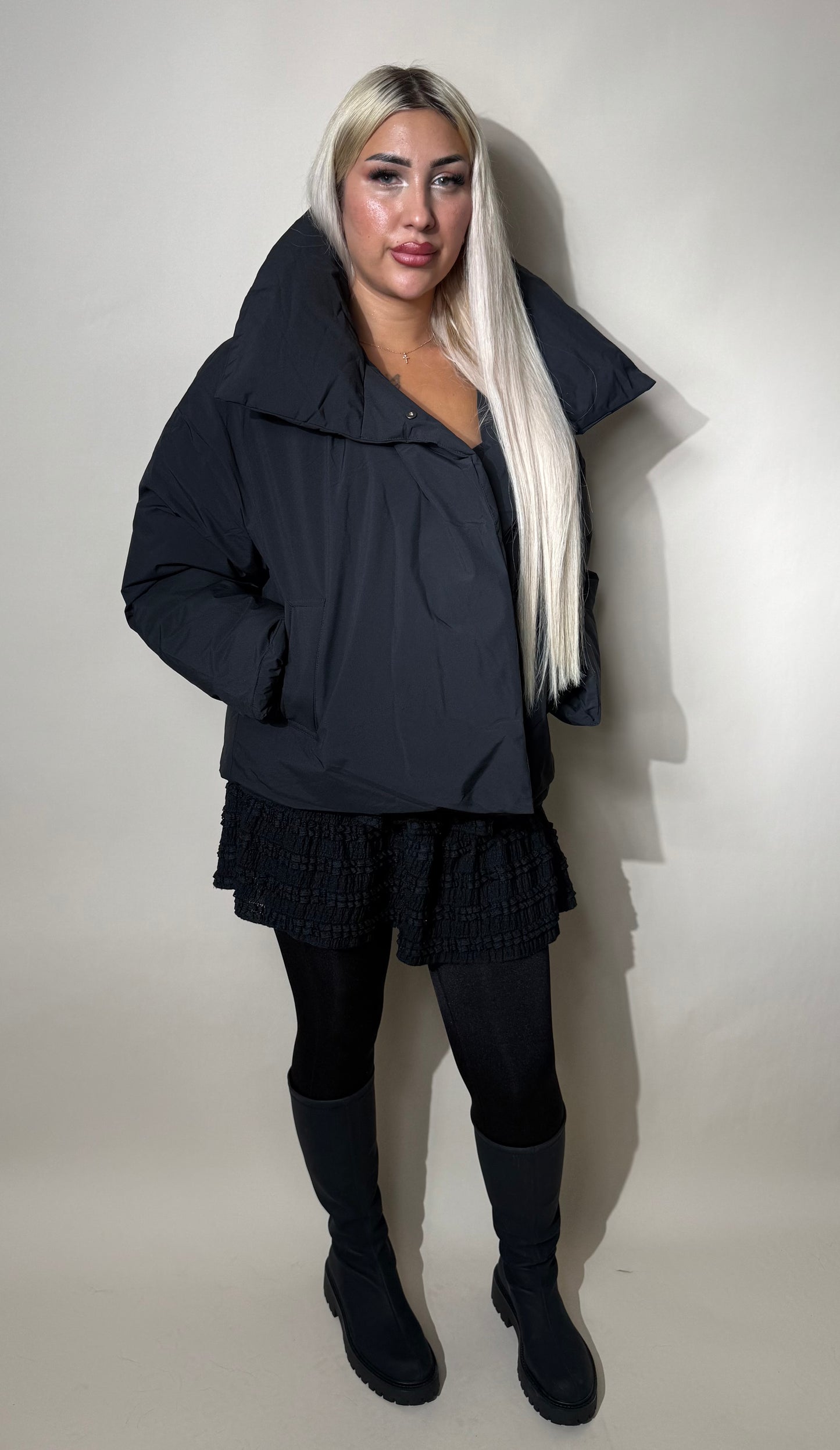 Kurze Winterjacke mit Kragen und Bindegürtel