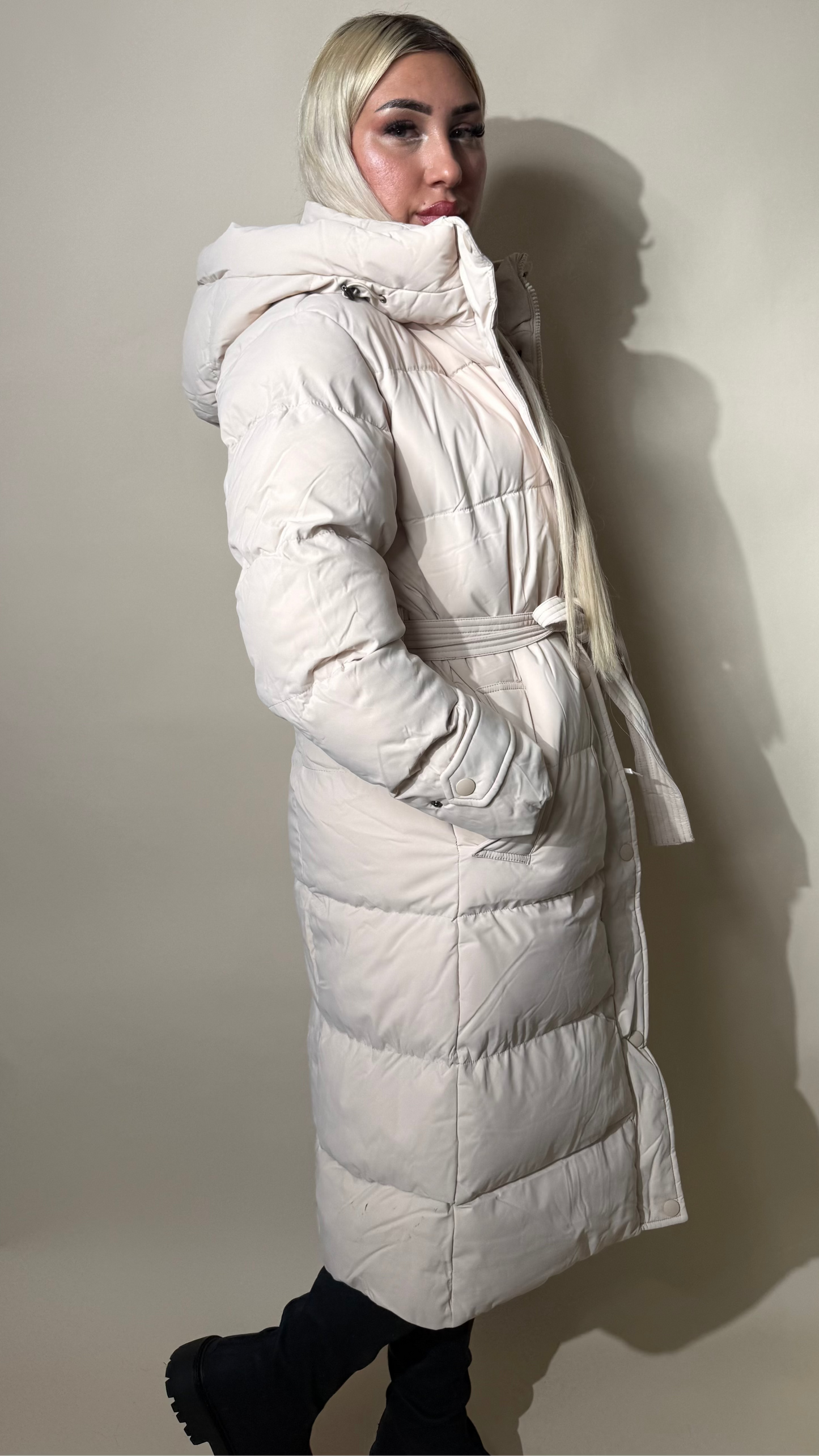 Lange Winterjacke mit Kapuze und Bindegürtel