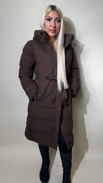 Lange Winterjacke mit Kapuze und Bindegürtel