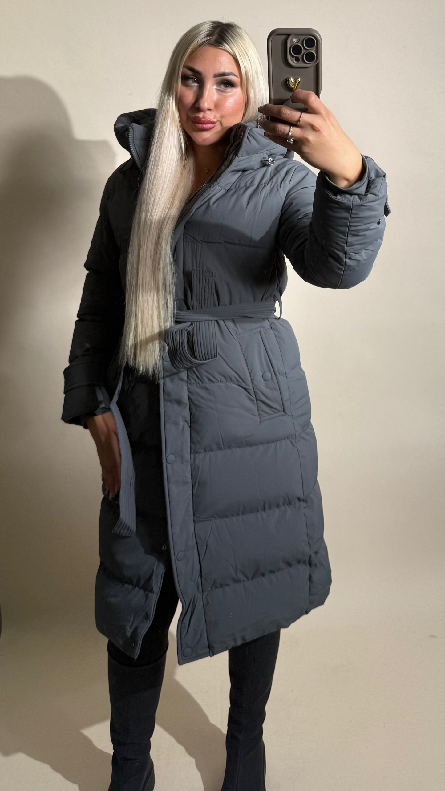 Lange Winterjacke mit Kapuze und Bindegürtel