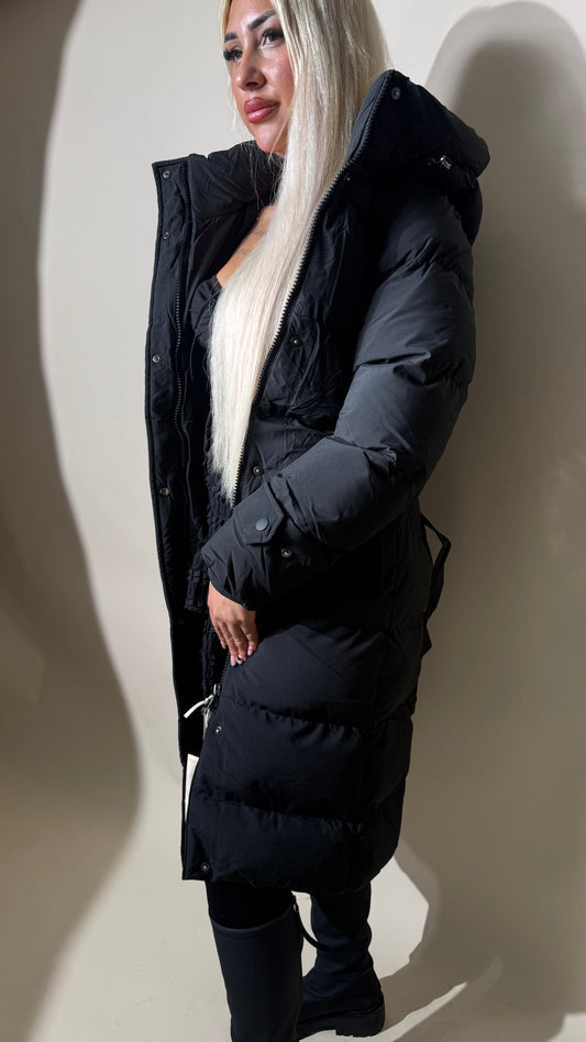 Lange Winterjacke mit Kapuze und Bindegürtel