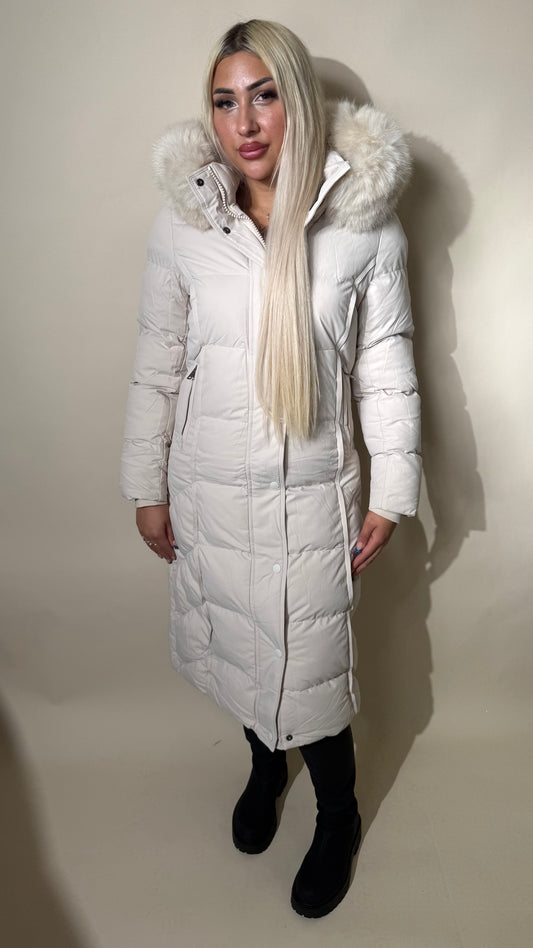 Lange taillierte Winterjacke mit Fellkapuze