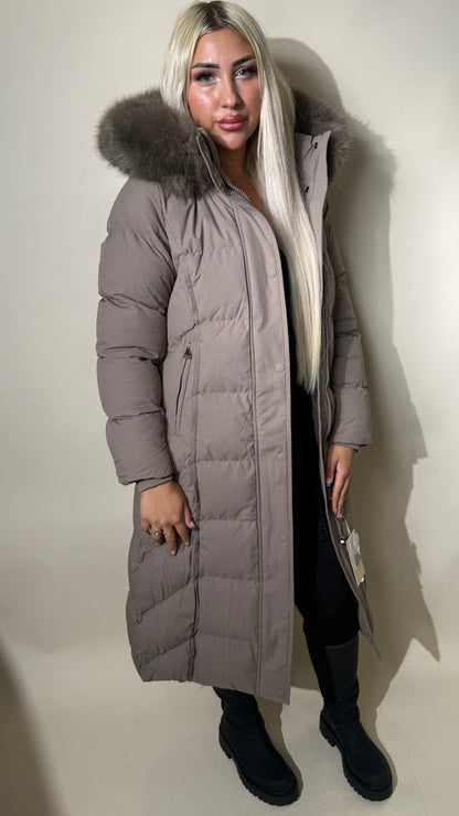 Lange taillierte Winterjacke mit Fellkapuze