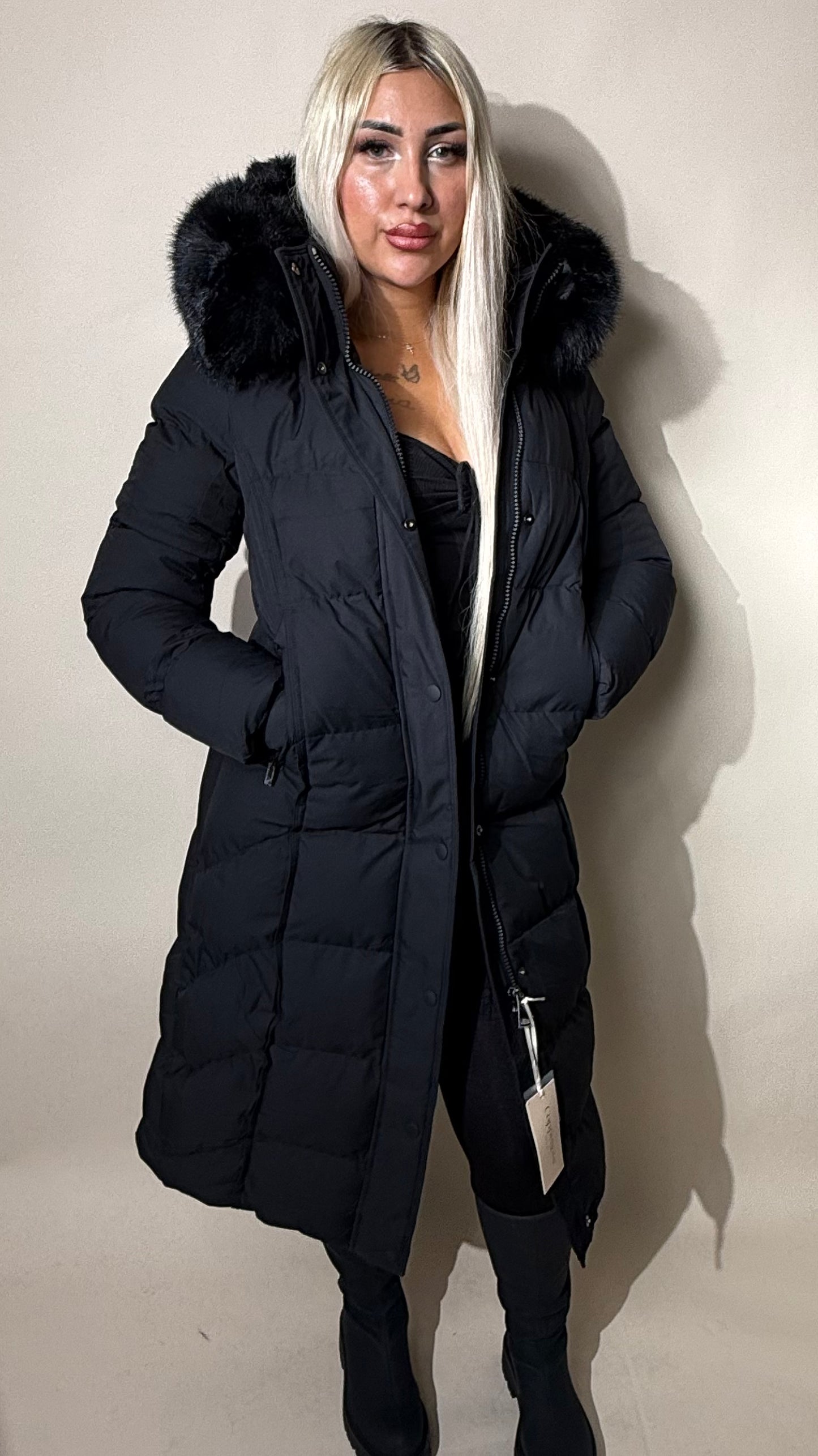 Lange taillierte Winterjacke mit Fellkapuze