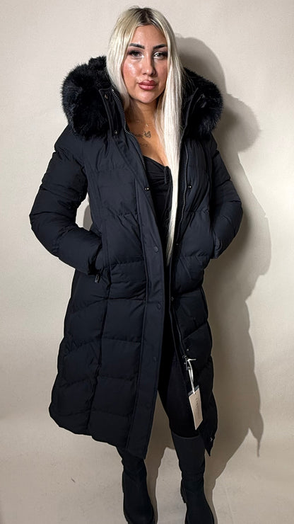 Lange taillierte Winterjacke mit Fellkapuze