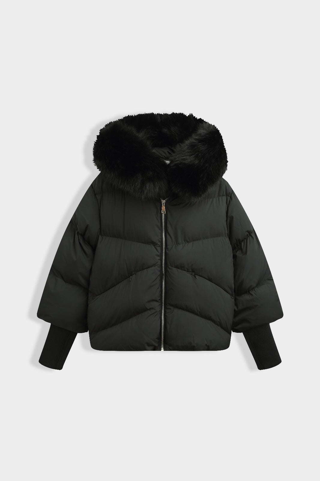 Kurze Steppjacke mit Fellkapuze und Strickärmeln