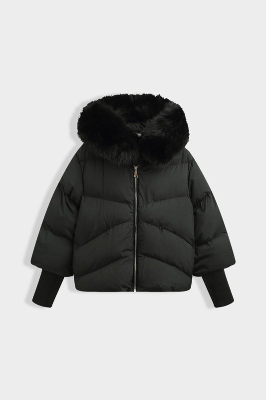 Kurze Steppjacke mit Fellkapuze und Strickärmeln